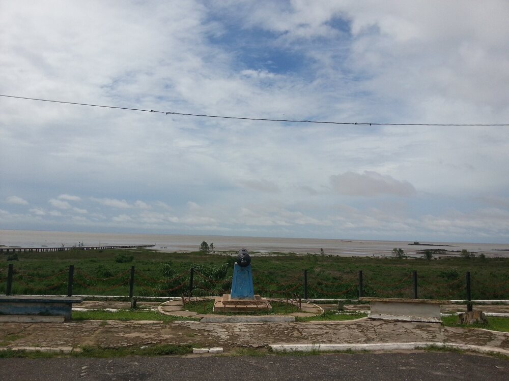 Colares waterfront with Marajó Bay in the background, no people